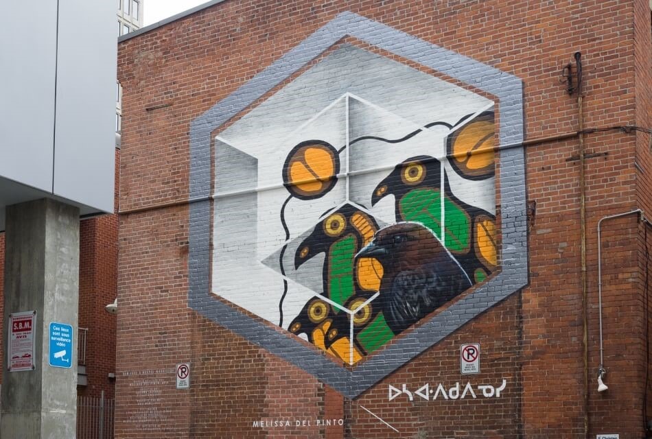 Murale de 4 oiseau dont un corbeau, encadrés par une forme hexagonale