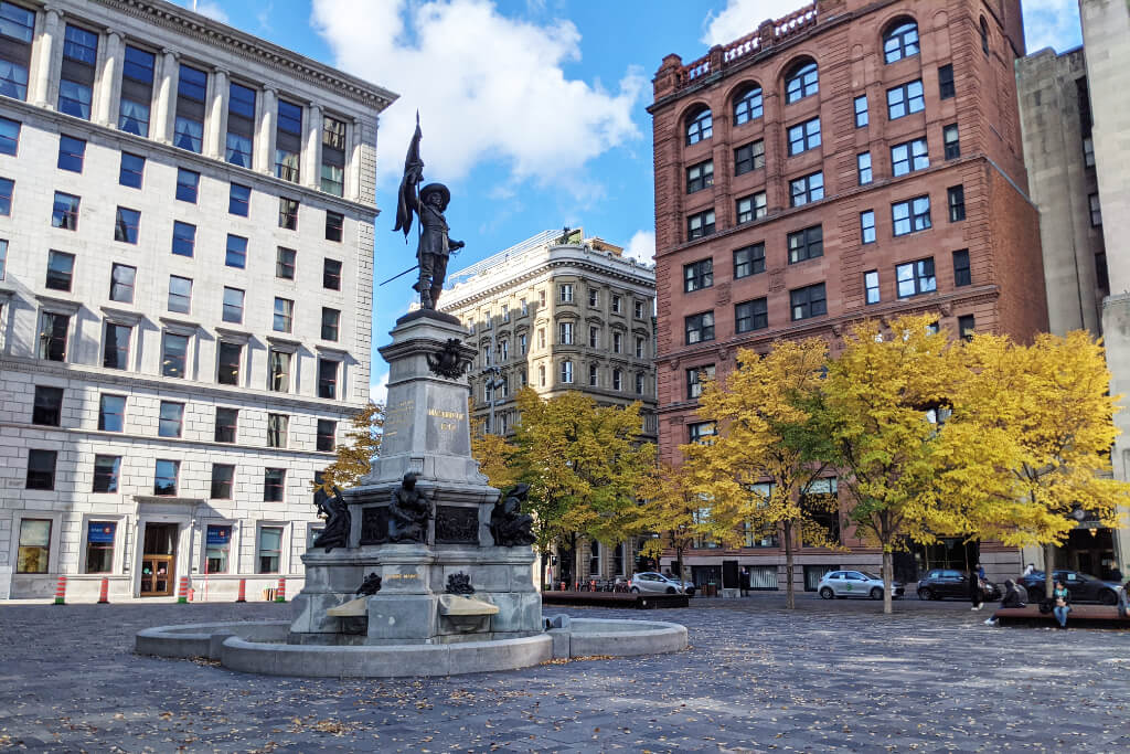 Place d'Armes Vieux-Montréal par Guidatour